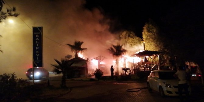 Antalya'da çıkan yangında restoran kül oldu
