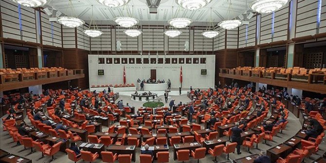 Yeni partilere altı aylık süre kalkıyor