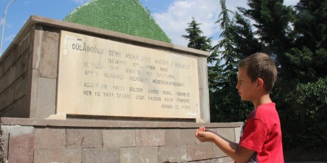 60 yıldır yol ortasında duran türbenin gizemi