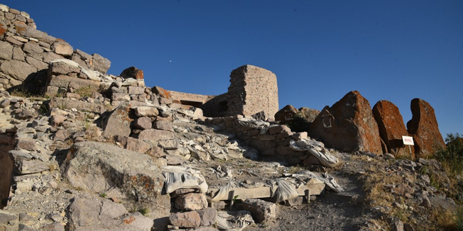 Gevale Kalesinde kazı çalışmaları sürüyor
