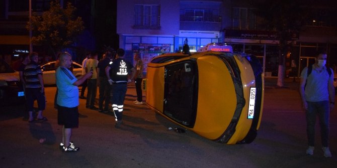 Devrilen otomobilden burnu bile kanamadan çıktı