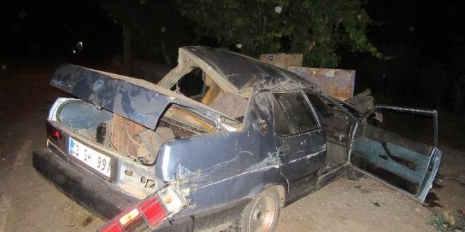 Kontrolden çıkan otomobil evin bahçe duvarına çarptı, 2 kişi yaralandı