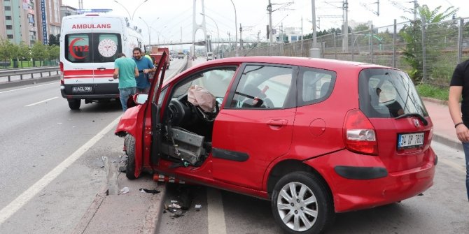 Otomobil bariyerlere saplandı: 2 yaralı