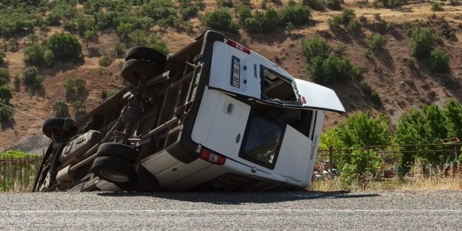 Direksiyon hakimiyeti kaybedilen minibüs şarampole yuvarlandı: 1’i ağır 12 yaralı