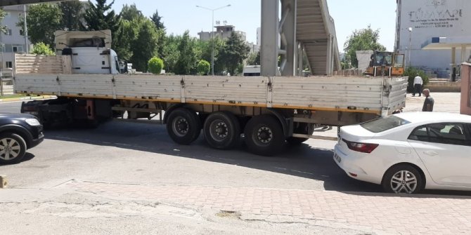 Dönüş yapmak isteyen otomobile çarptı