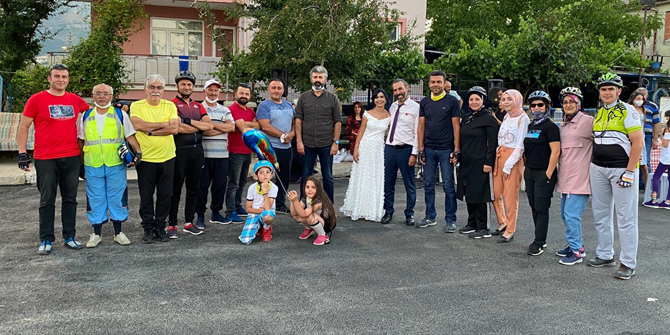 Düğün töreninde gelin ve damada arkadaşlarından bisikletli sürpriz