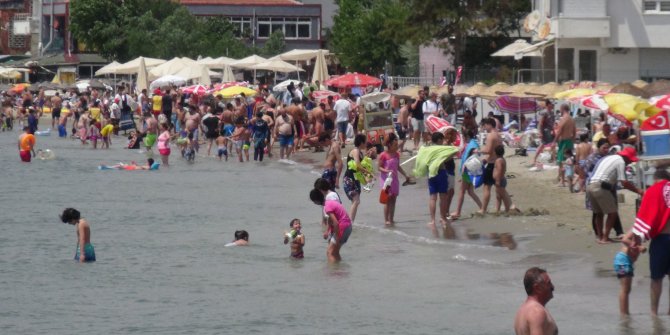 Silivri'de vatandaşlar denize akın etti