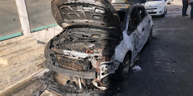 Elektrik panosundaki yangın otomobile sıçradı