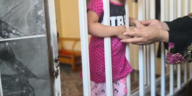 Kafası demir korkuluğa sıkışan çocuğu, itfaiye kurtardı