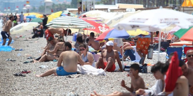 Antalya sahillerinde maskesiz, sosyal mesafesiz serinlik