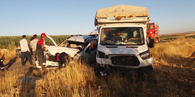 Tarım işçilerini taşıyan kamyonet ile ticari araç çarpıştı: 10 yaralı
