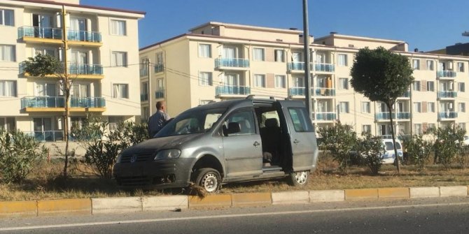 Aydın'da lastiği patlayan otomobil refüje çıktı