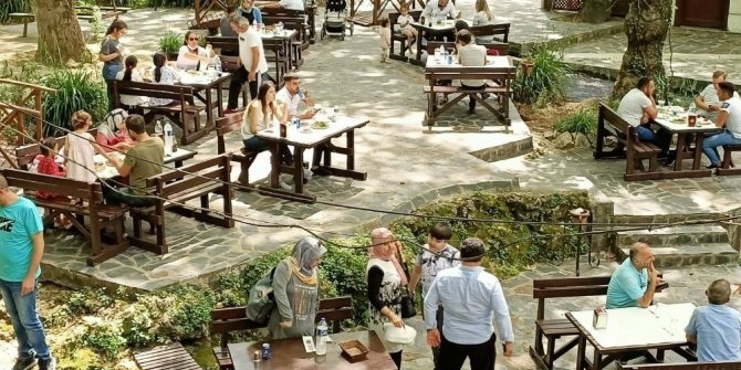 Sıcaklar bunalttı vatandaşlar parkalara akın etti