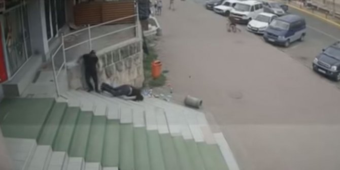 Ukrayna'da sokak ortasında cinayet kamerada