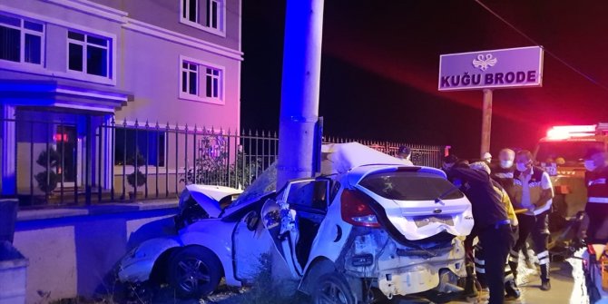 Otomobil elektrik direğine çarptı: 3 ölü, 1 yaralı