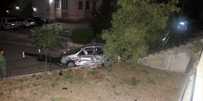 Kazada savrulan otomobil, apartman bahçesine uçtu: 3 yaralı
