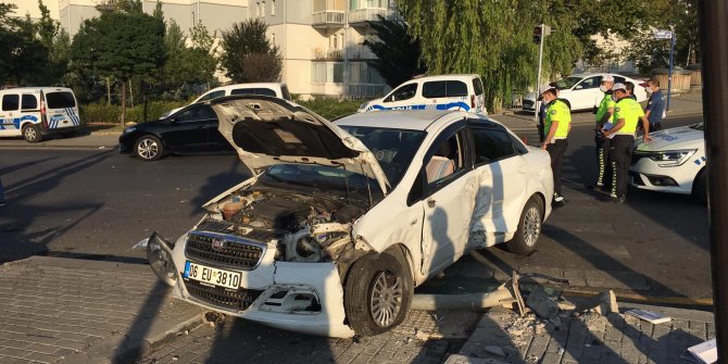 Ankara'da 2 otomobil çarpıştı: 4 yaralı