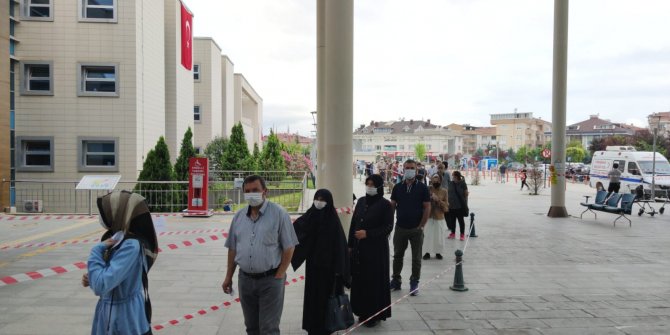 Hastane önünde 'tedbir' kuyruğu