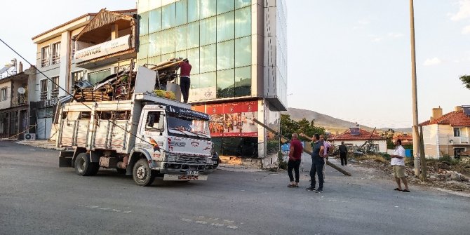 Konya'da aşırı yük taşıyan kamyonet telefon direğini devirdi