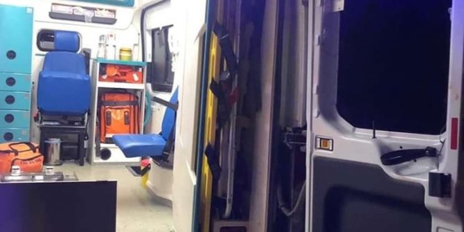Bıçakla yaralanan kişi sağlık görevlilerine saldırıp, ambulansın camlarını kırdı
