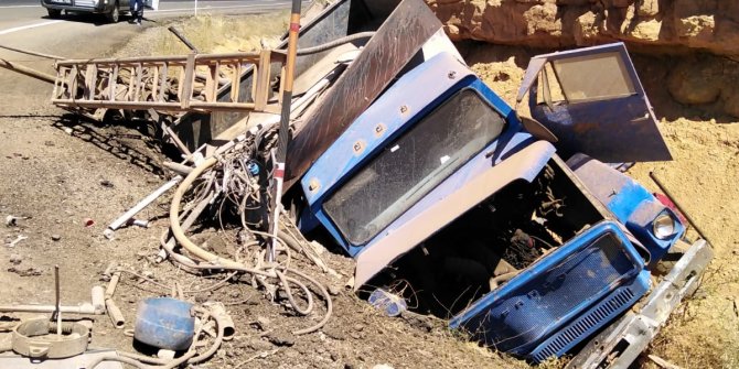 Freni boşalan kamyon şarampole yuvarlandı: 1 ölü, 1 yaralı