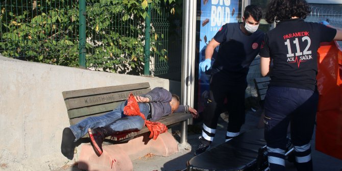 Yaralı halde 1 kilometre yürüdü, otobüs durağında yığıldı