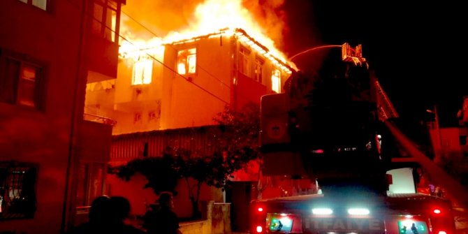 Çatıda başlayan yangın daireyi yaktı, 3 kişi dumandan etkilendi