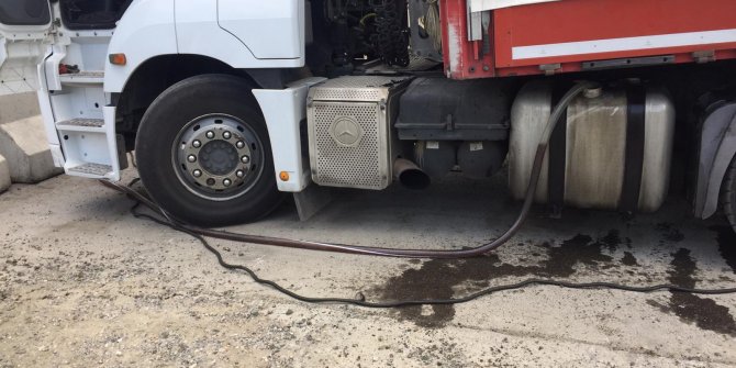 TIR’ın deposuna kaçak akaryakıt aktarırken yakalandılar