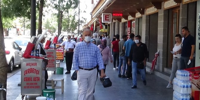 Korana vakalarının yüksek olduğu kentte maske ve sosyal mesafe kuralına uyulmuyor