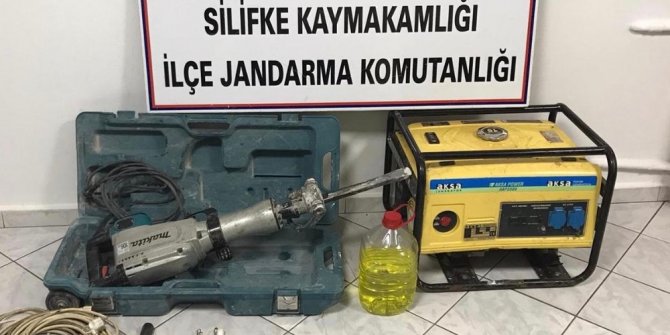 Mersin’de kaçak kazı yapan 4 kişi suçüstü yakalandı
