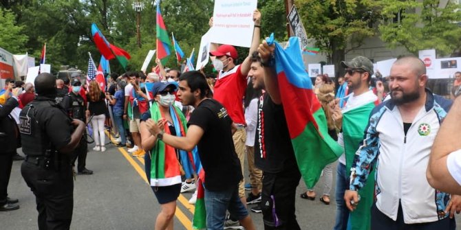 ABD’de Azerbaycanlılar, Ermenilerin protestosunu bastırdı