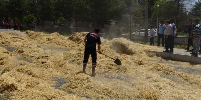 Seyir halindeki kamyonetin kasasındaki samanlar tutuştu!