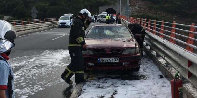 Seyir halindeki otomobil alev alev yandı
