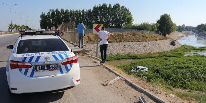 Virajı alamayan otomobil kanala düştü