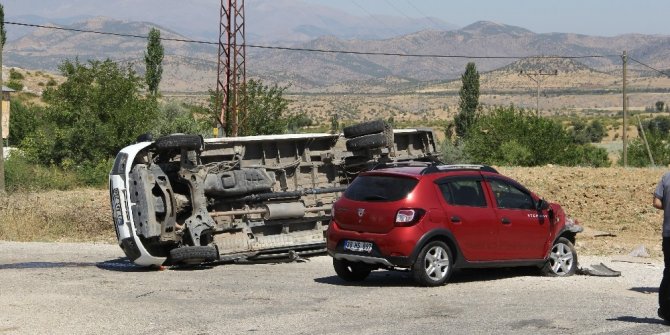 Otomobil yolcu minibüsüne çarptı: 13 yaralı