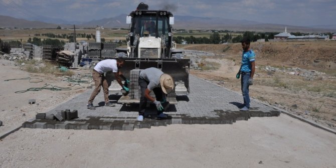 Erciş Belediyesinin parke taşı çalışmaları devam ediyor