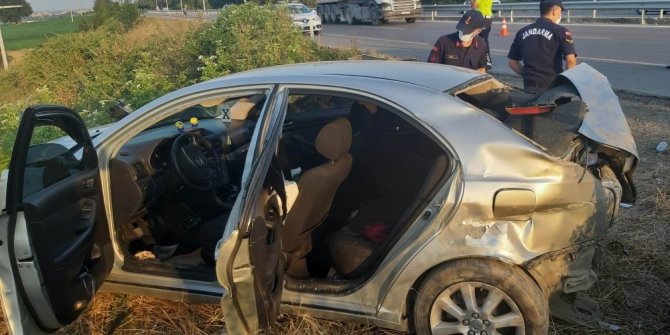 Otomobil tarla girişindeki demirlere çarptı: 6 yaralı