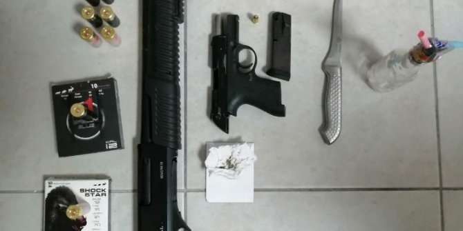 Polisin kovaladığı araç cephaneliği aratmadı