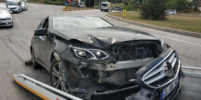 Kavşakta iki otomobil çarpıştı: 1 yaralı
