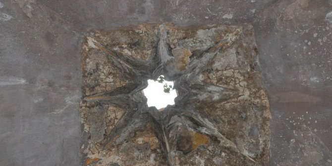 Kars’ta hamam duvarındaki figürler dikkat çekiyor