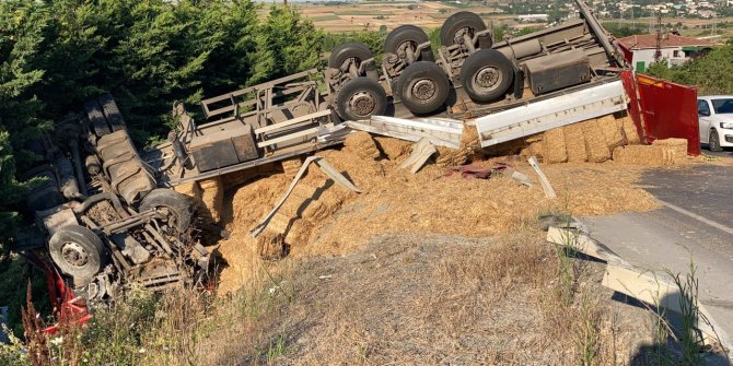 Arnavutköy'de saman yüklü kamyon devrildi