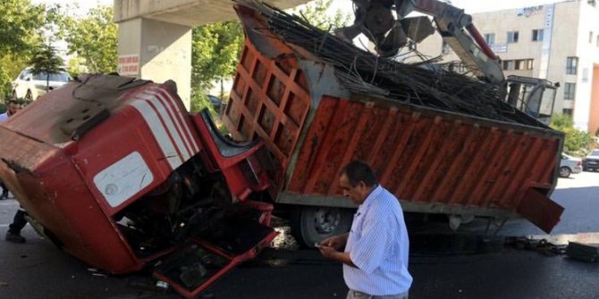 Ankara'da demir yüklü kamyon, metre köprüsü altında sıkıştı