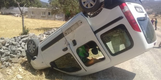 Kaş’ta kontrolden çıkan araç duvara çarptı