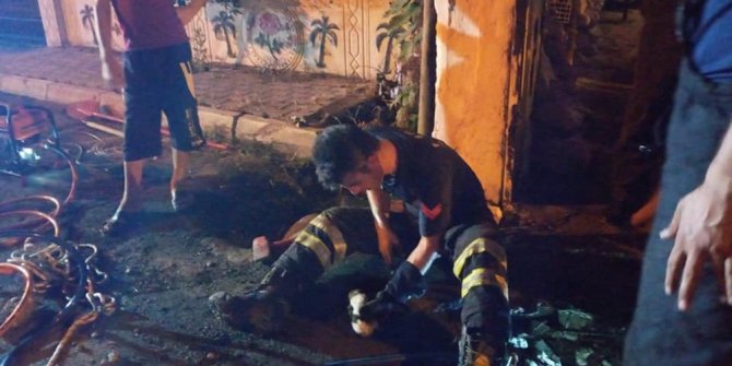 Hatay’da boru içinde mahsur kalan yavru köpek kurtarıldı