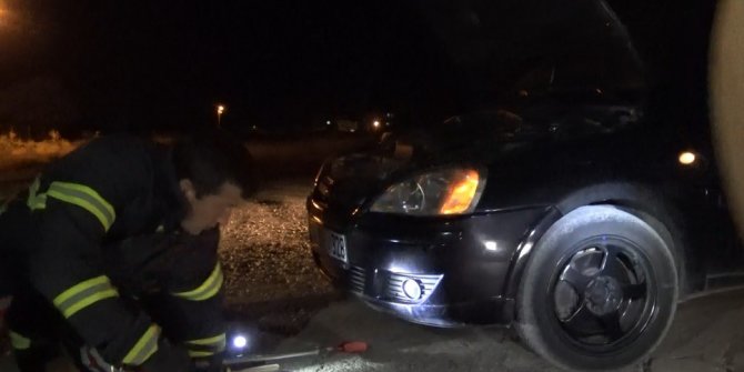 Sürücünün yolda fark edip ezmek istemediği yılan aracın içine girdi