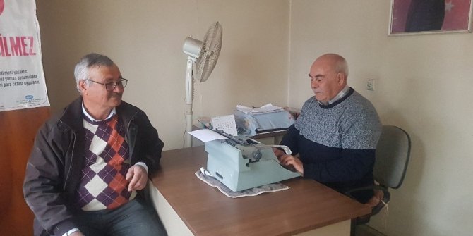 71 yaşındaki emekli zabıt katibi daktiloyla arzuhalcilik yapıyor
