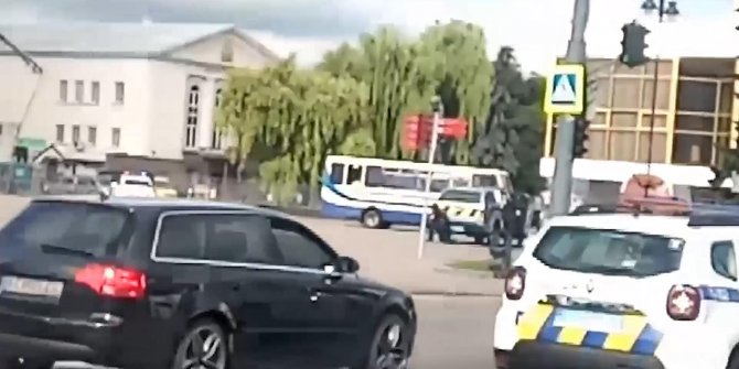Ukrayna’da rehine krizi: Yolcu otobüsünde 20 kişiyi rehin aldı