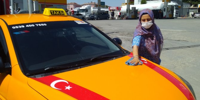 Kadın taksi şoförü, koronavirüs tedbirlerini titizilikle uyguluyor