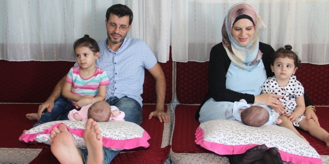 Suriyeli aile ikiz kızlarına "Aya" ve "Sofya" adını verdi