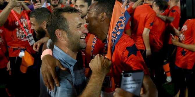 Okan Buruk Başakşehir'de kalıyor